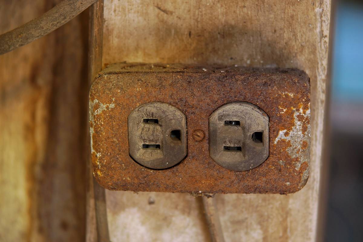 插頭、插座出現２顏色別再用！台電示警「恐引發火災」，教你如何正確清潔