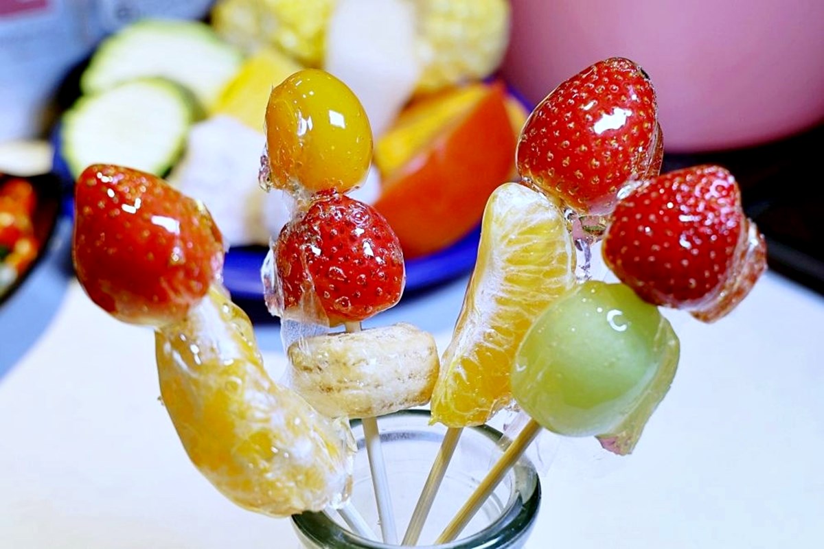 全台首間「草莓糖葫蘆」吃到飽！299元起火鍋＋60款自助吧暢吃，熟食任夾