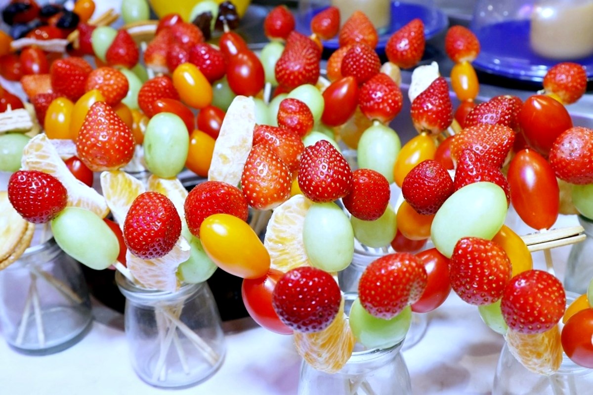 全台首間「草莓糖葫蘆」吃到飽！299元起火鍋＋60款自助吧暢吃，熟食任夾