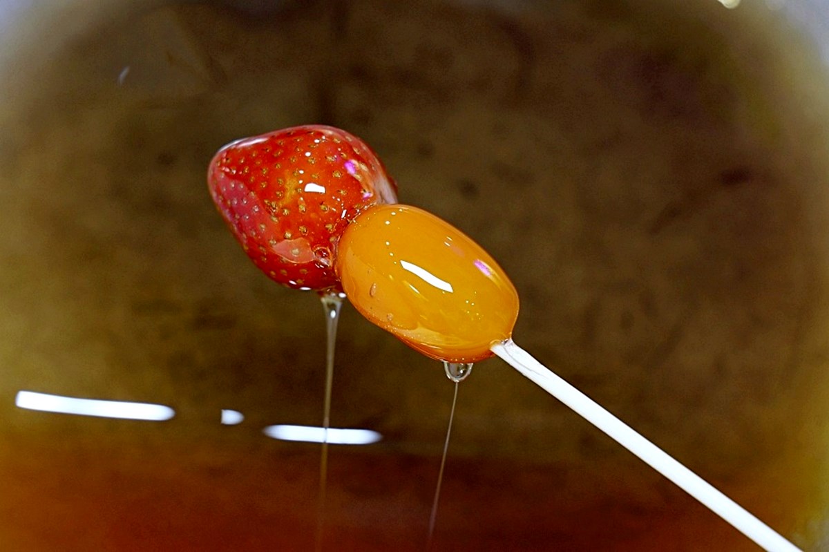 全台首間「草莓糖葫蘆」吃到飽！299元起火鍋＋60款自助吧暢吃，熟食任夾