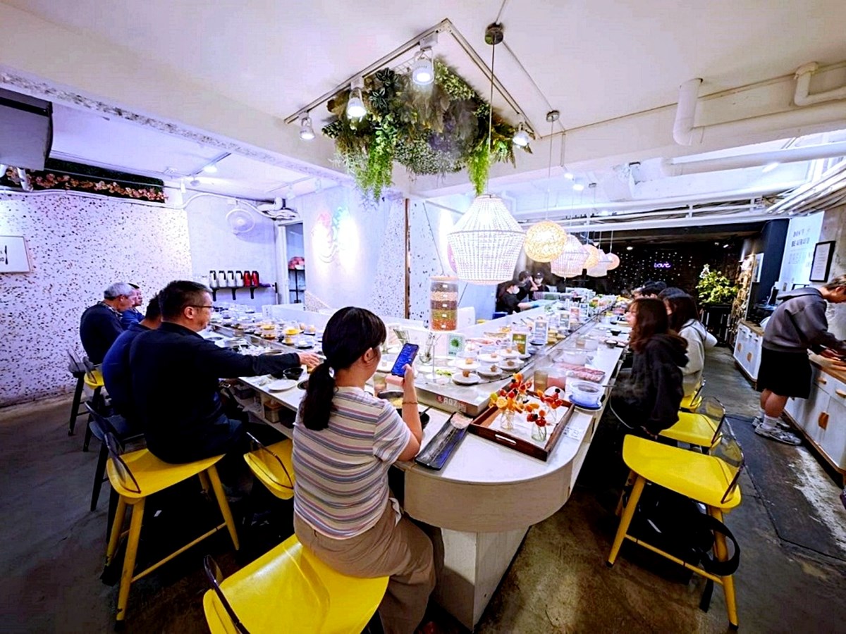 全台首間「草莓糖葫蘆」吃到飽！299元起火鍋＋60款自助吧暢吃，熟食任夾