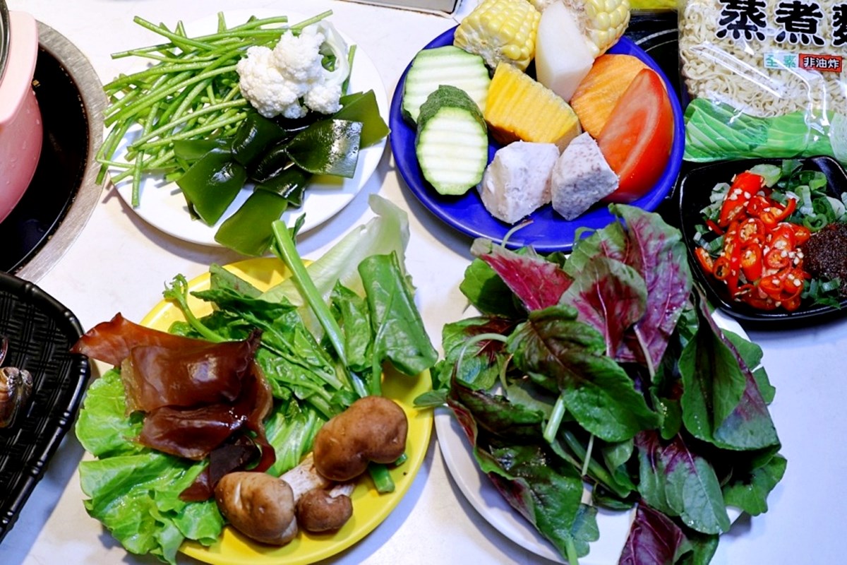 全台首間「草莓糖葫蘆」吃到飽！299元起火鍋＋60款自助吧暢吃，熟食任夾