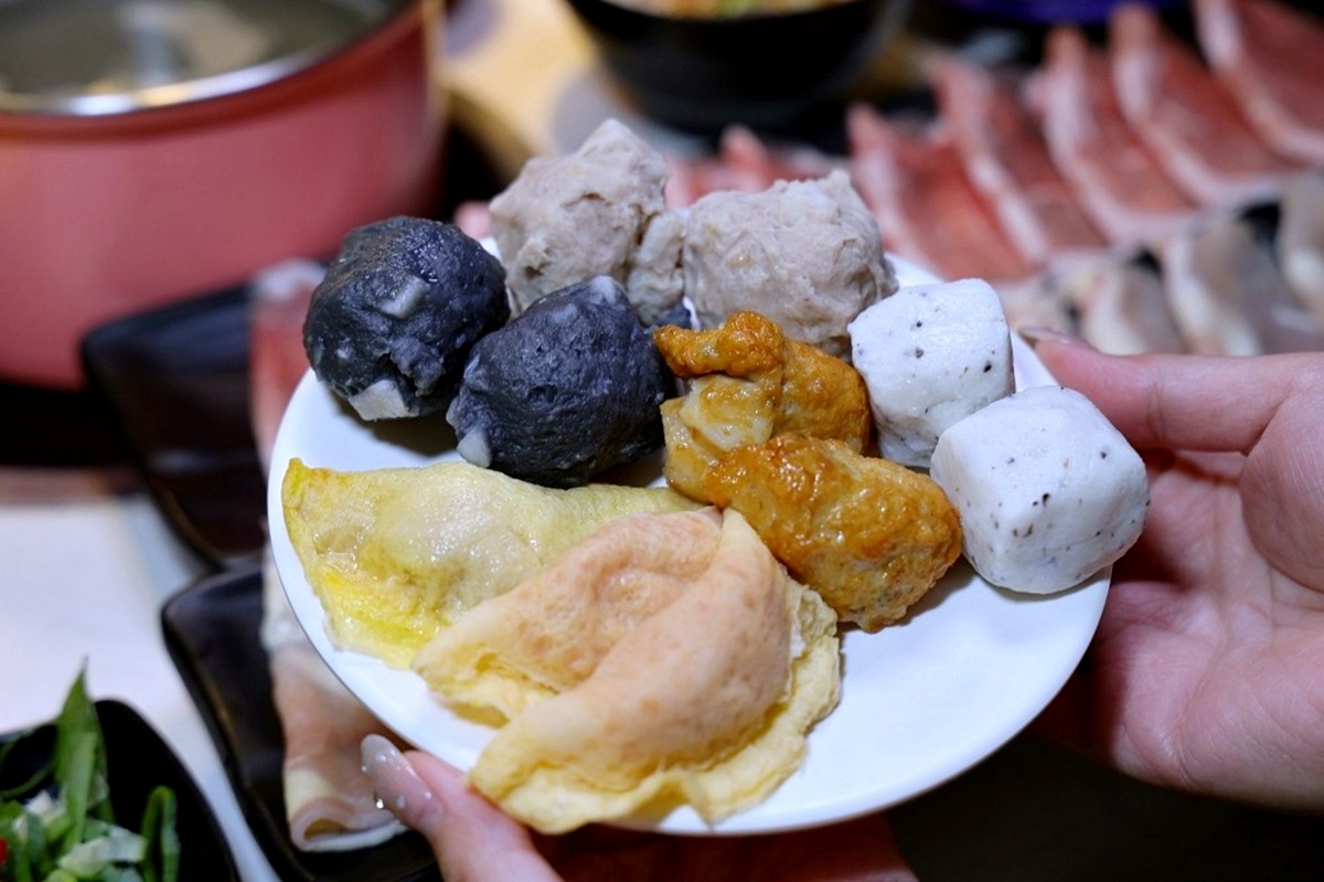 全台首間「草莓糖葫蘆」吃到飽！299元起火鍋＋60款自助吧暢吃，熟食任夾