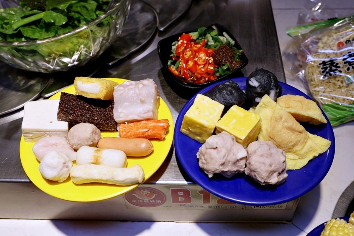 全台首間「草莓糖葫蘆」吃到飽！299元起火鍋＋60款自助吧暢吃，熟食任夾