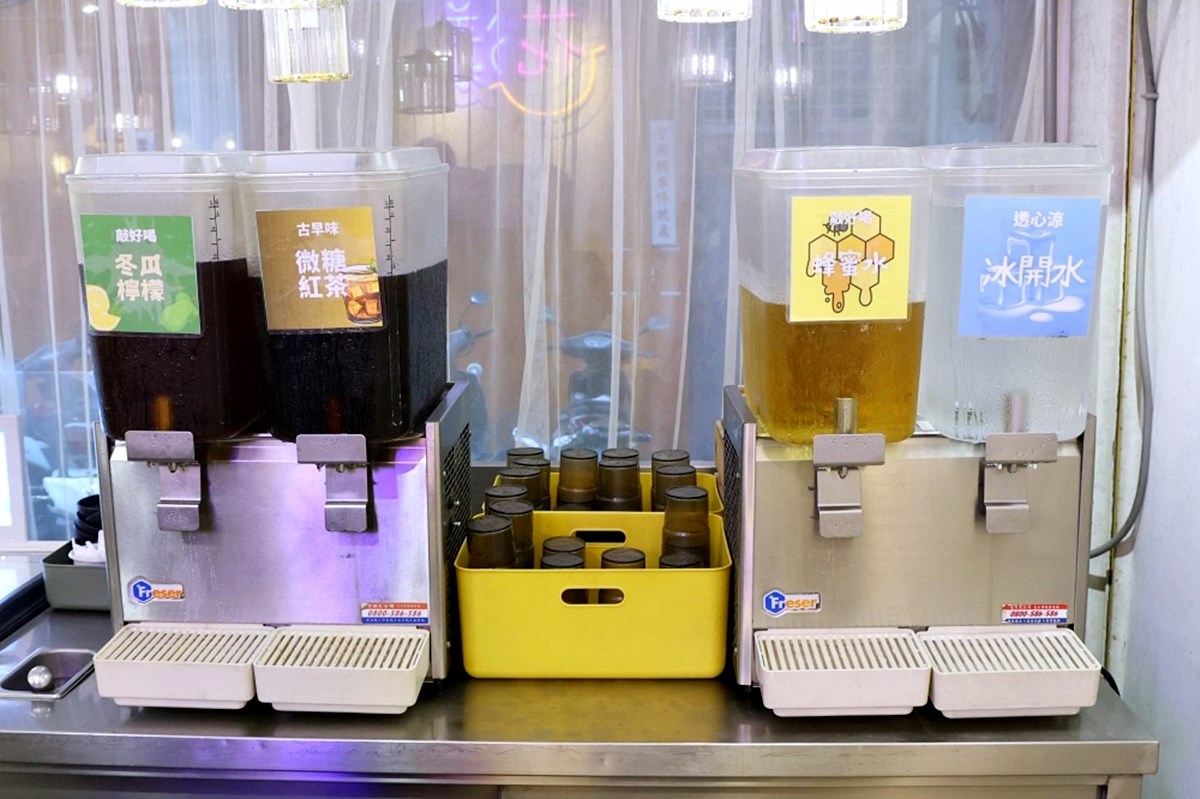 全台首間「草莓糖葫蘆」吃到飽！299元起火鍋＋60款自助吧暢吃，熟食任夾