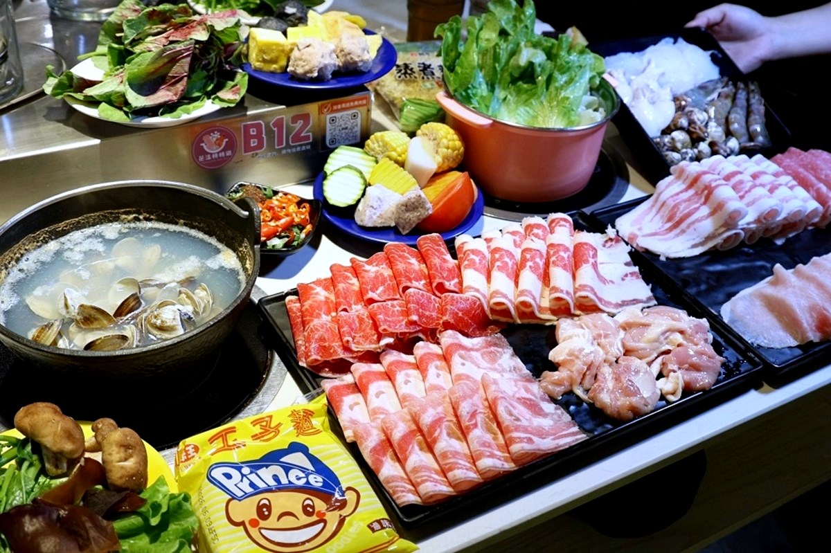 全台首間「草莓糖葫蘆」吃到飽！299元起火鍋＋60款自助吧暢吃，熟食任夾