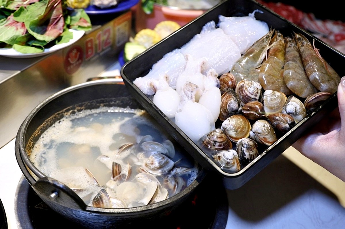 全台首間「草莓糖葫蘆」吃到飽！299元起火鍋＋60款自助吧暢吃，熟食任夾