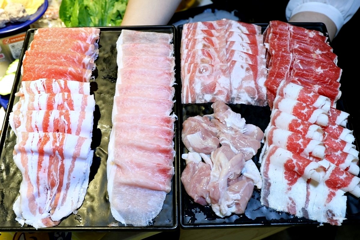 全台首間「草莓糖葫蘆」吃到飽！299元起火鍋＋60款自助吧暢吃，熟食任夾