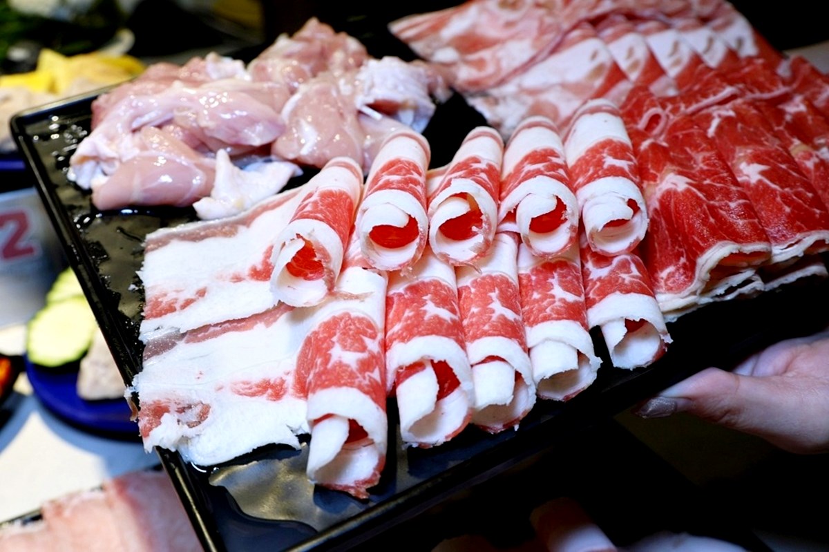 全台首間「草莓糖葫蘆」吃到飽！299元起火鍋＋60款自助吧暢吃，熟食任夾