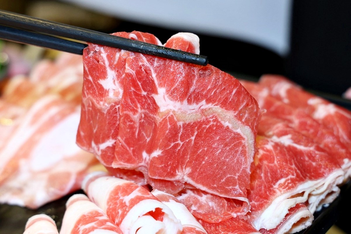 全台首間「草莓糖葫蘆」吃到飽！299元起火鍋＋60款自助吧暢吃，熟食任夾