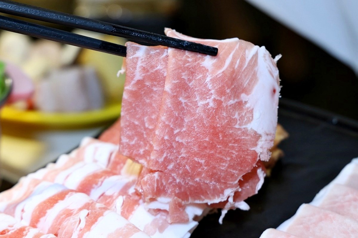 全台首間「草莓糖葫蘆」吃到飽！299元起火鍋＋60款自助吧暢吃，熟食任夾