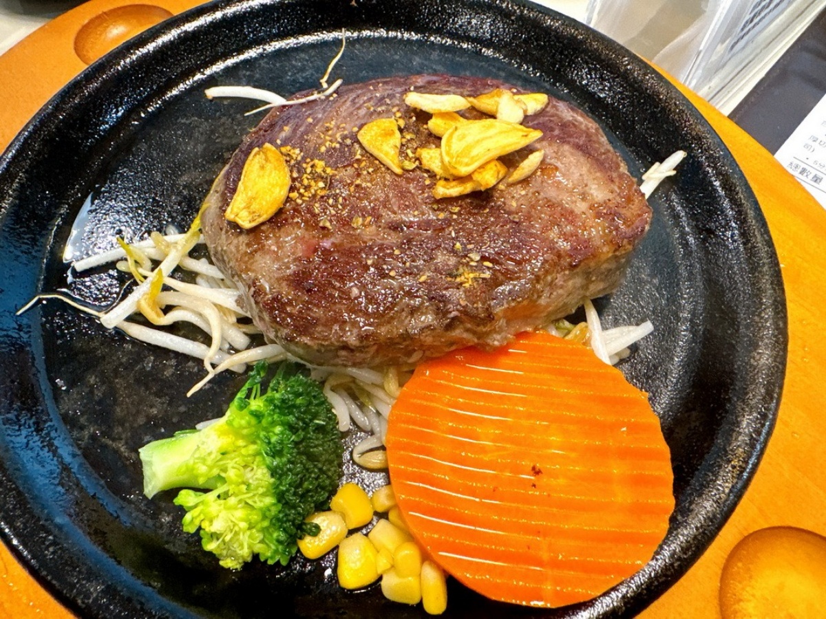 420元排餐＋自助吧！在地人大推「高CP值牛排」，熱炒、披薩、麻油雞吃到飽