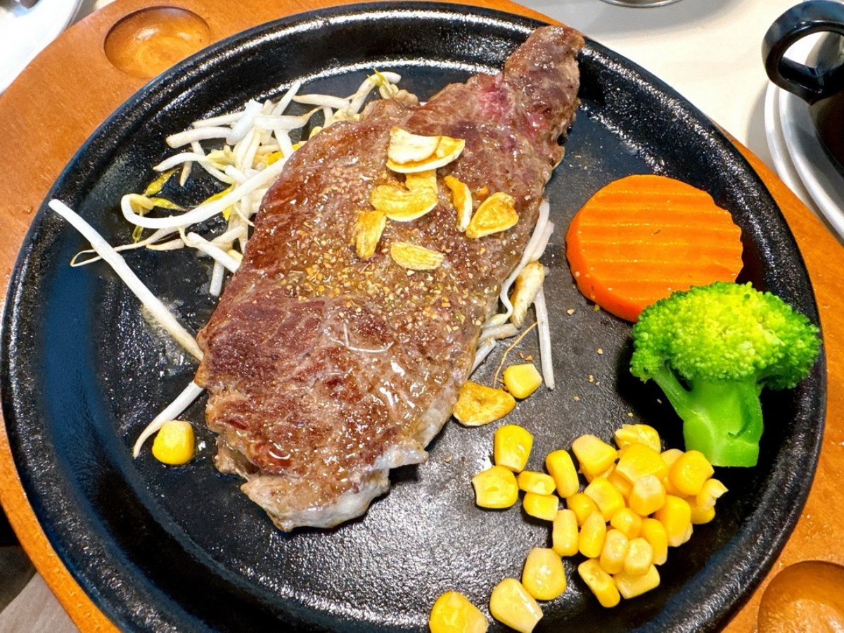 420元排餐＋自助吧！在地人大推「高CP值牛排」，熱炒、披薩、麻油雞吃到飽
