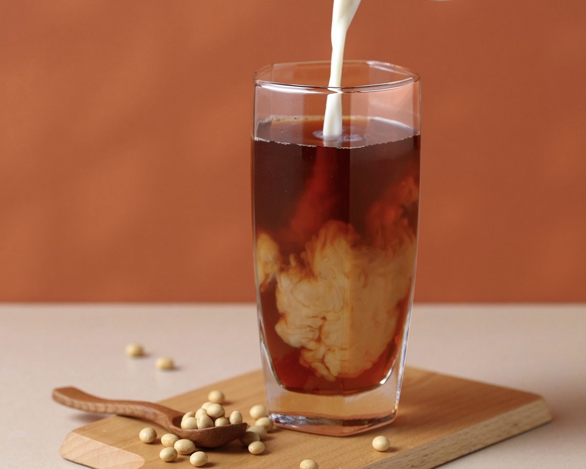 手搖２杯65折！「小佐お茶作」烏瓦拿鐵、伊莉亞奶茶雙享受，新品白黑奶茶也必喝