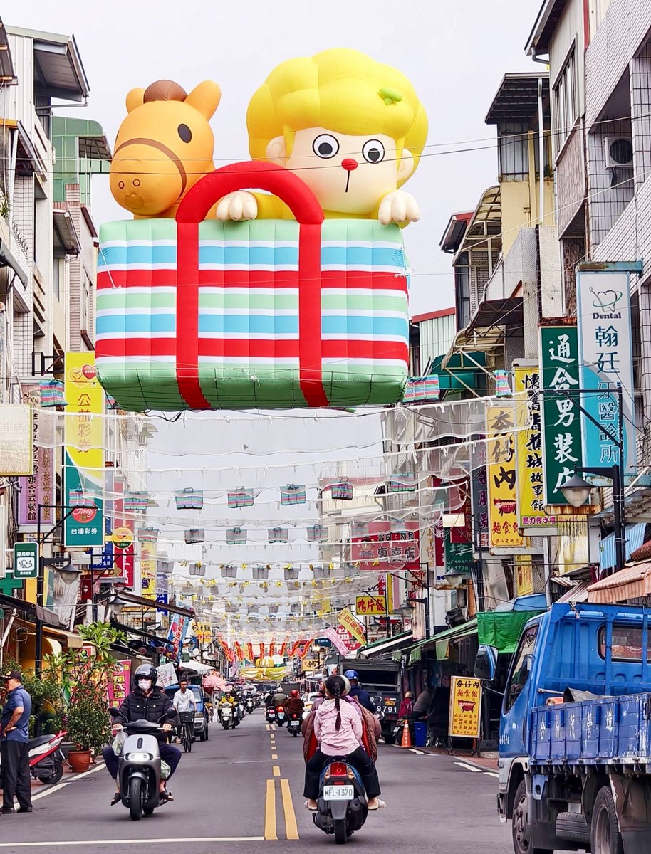 俏皮香蕉猴出沒！過年走春逛2026旗山燈會，百年老街吃美食、必拍景點看這