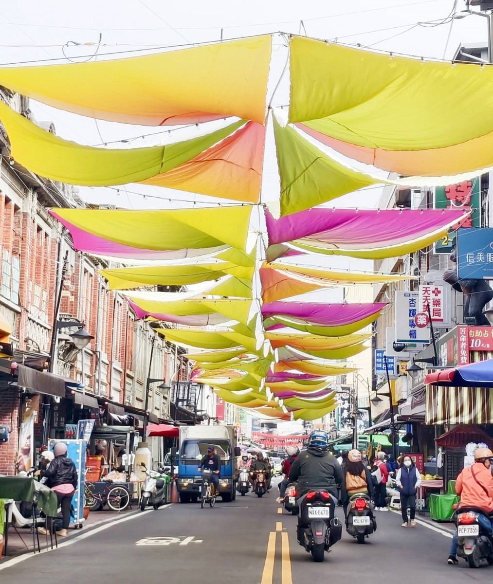 俏皮香蕉猴出沒！過年走春逛2026旗山燈會，百年老街吃美食、必拍景點看這