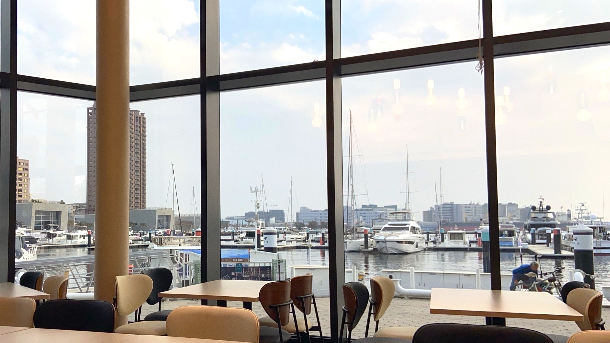 高雄「海景第一排」新景點！南台灣最美茶館珍奶買一送一，刮刮卡「整桌免單」