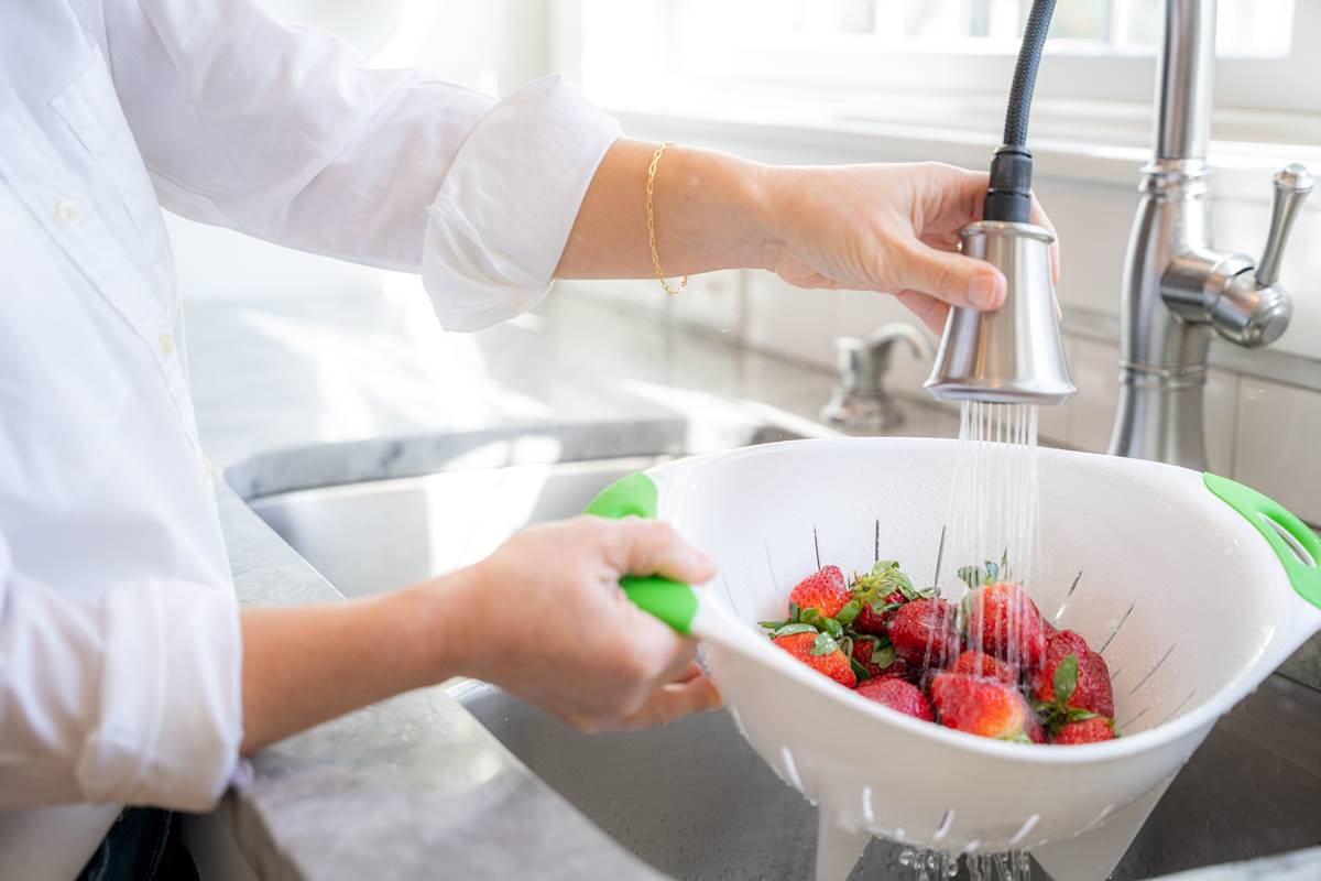 洗草莓不用加鹽巴!農業部曝3步驟去除農藥髒污,加碼保存挑選香甜草莓撇步 洗草莓不用加鹽巴!農業部曝3步驟去除農藥髒污,加碼保存挑選香甜草莓撇步