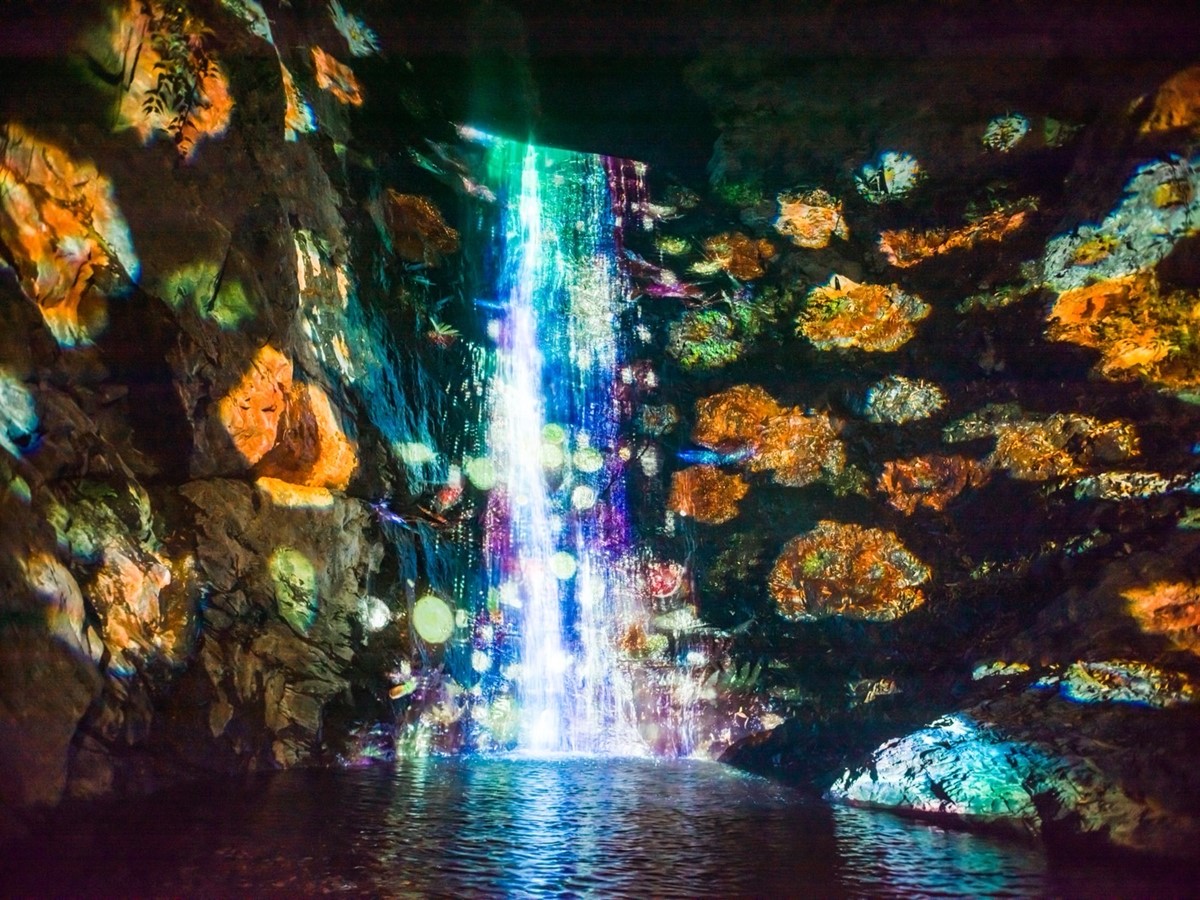 全台唯一「瀑布光影展」在這！美拍台版teamLab仙境，門票100元送獨角獸頭飾