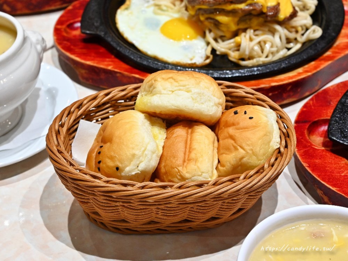 190元嗑排餐＋自助吧！高CP值「大分量牛排」免服務費，飲品、霜淇淋無限續