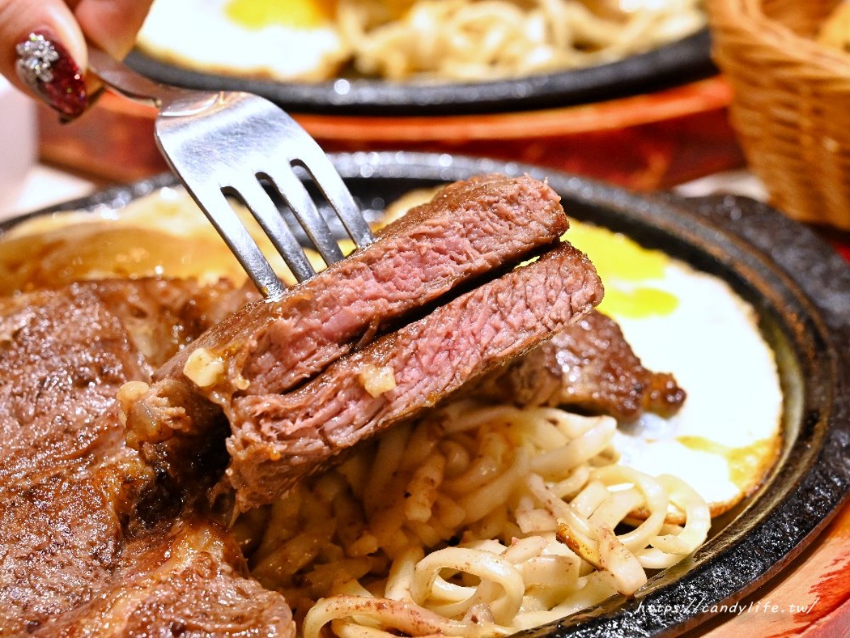 190元嗑排餐＋自助吧！高CP值「大分量牛排」免服務費，飲品、霜淇淋無限續