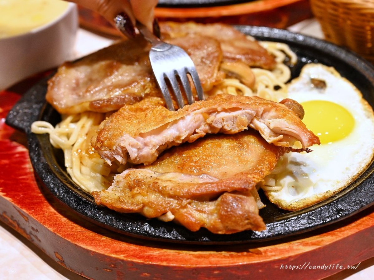 190元嗑排餐＋自助吧！高CP值「大分量牛排」免服務費，飲品、霜淇淋無限續