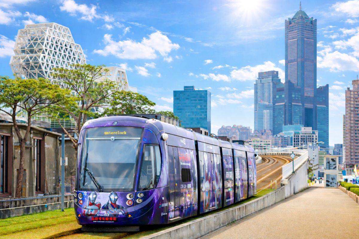 「超人力霸王」降落愛河灣！2026高雄燈會「冬日遊樂園」攻略，小提燈免費拿