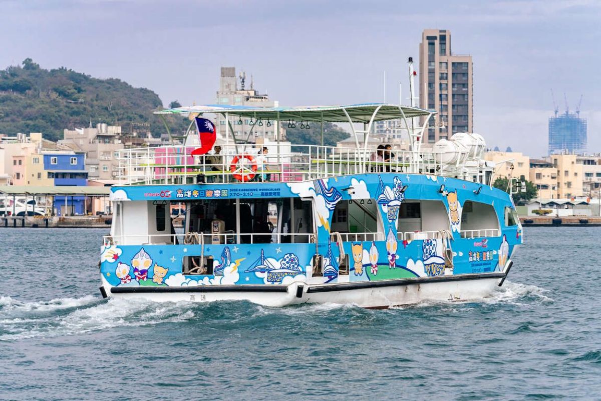 「超人力霸王」降落愛河灣！2026高雄燈會「冬日遊樂園」攻略，小提燈免費拿