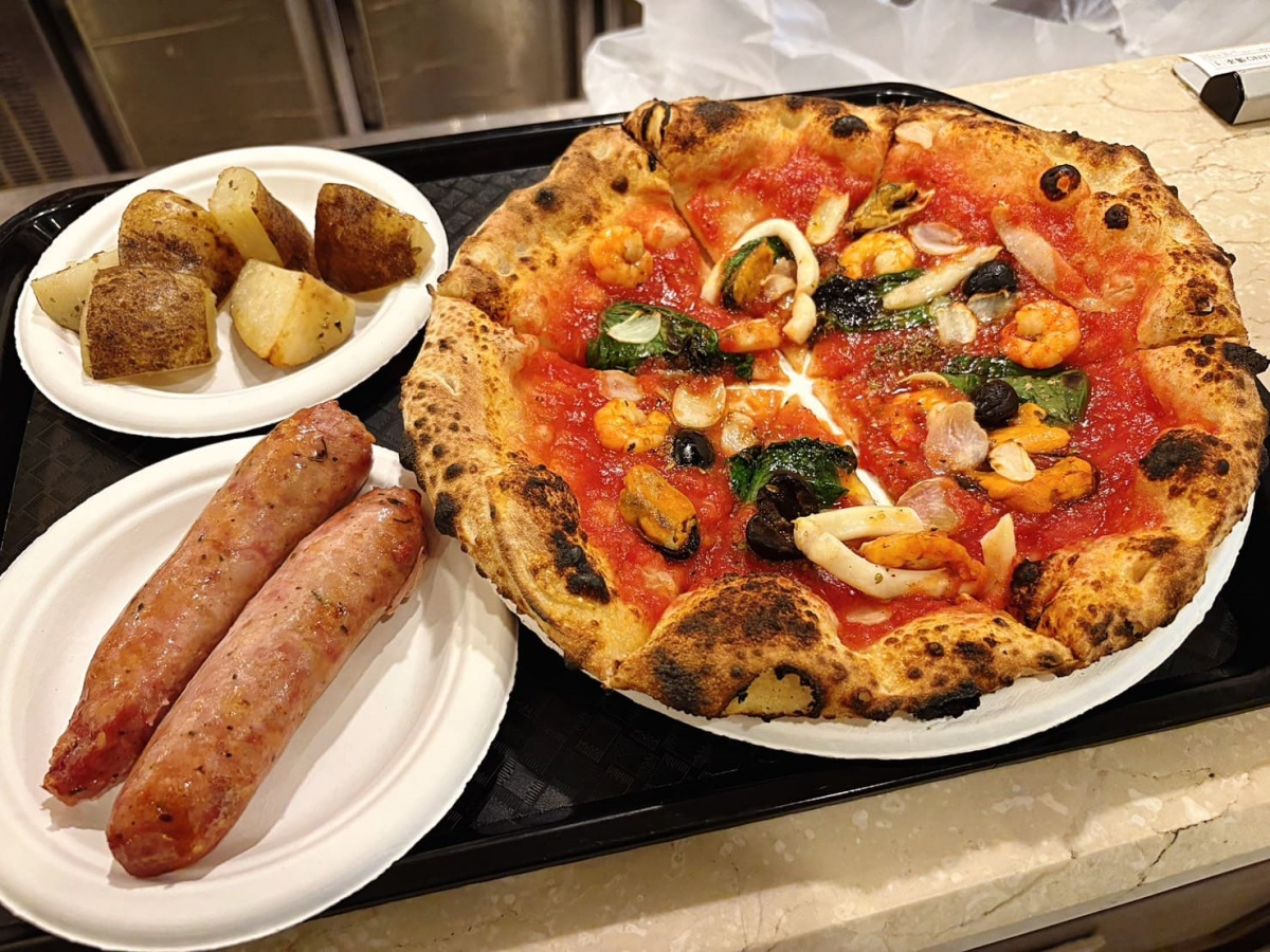 台北10家窯烤披薩PK！正統拿坡里 vs 邪教金鑽鳳梨，草莓冰披薩挑戰義大利底線