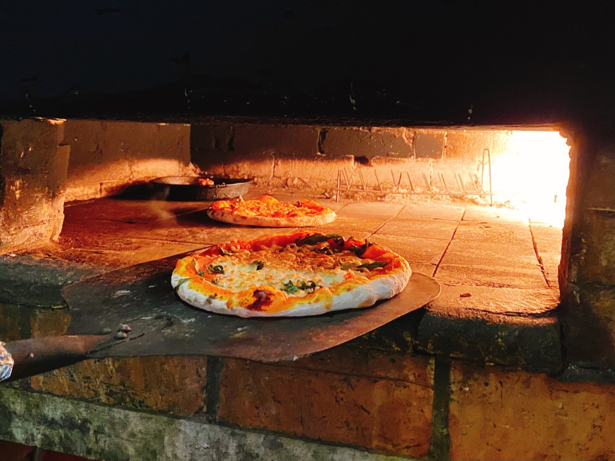 台北10家窯烤披薩PK！正統拿坡里 vs 邪教金鑽鳳梨，草莓冰披薩挑戰義大利底線