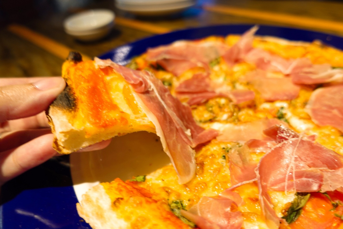 台北10家窯烤披薩PK！正統拿坡里 vs 邪教金鑽鳳梨，草莓冰披薩挑戰義大利底線