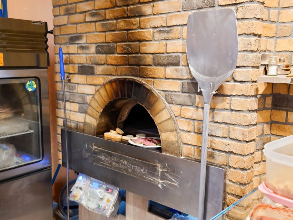 台北10家窯烤披薩PK！正統拿坡里 vs 邪教金鑽鳳梨，草莓冰披薩挑戰義大利底線