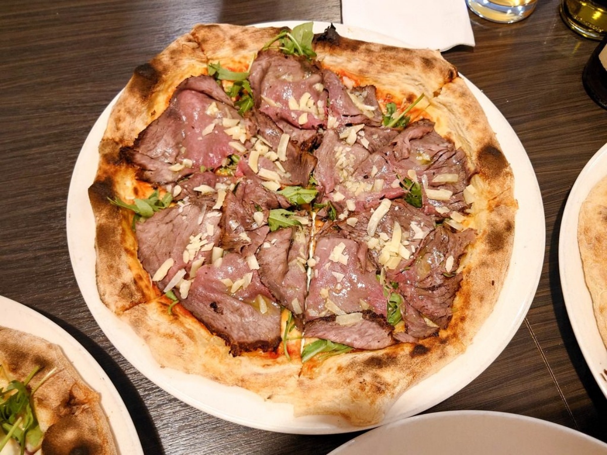 台北10家窯烤披薩PK！正統拿坡里 vs 邪教金鑽鳳梨，草莓冰披薩挑戰義大利底線