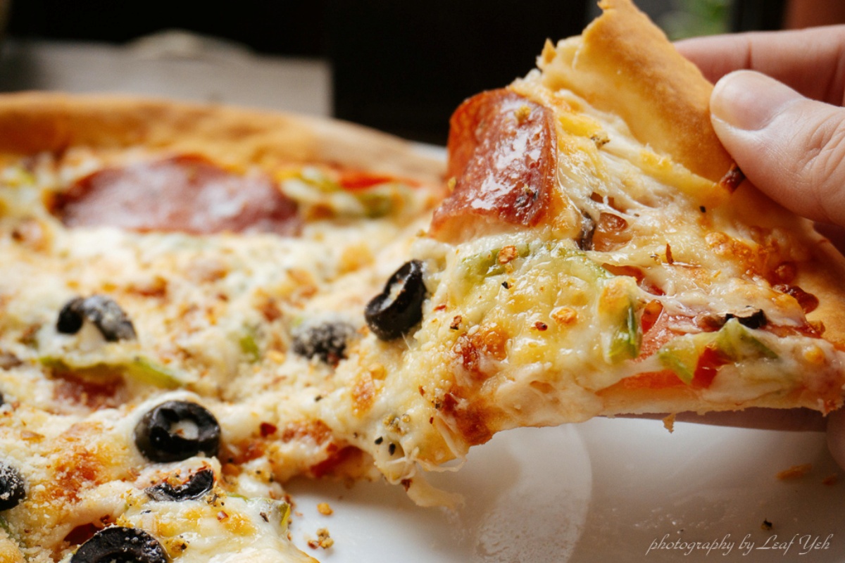 台北10家窯烤披薩PK！正統拿坡里 vs 邪教金鑽鳳梨，草莓冰披薩挑戰義大利底線