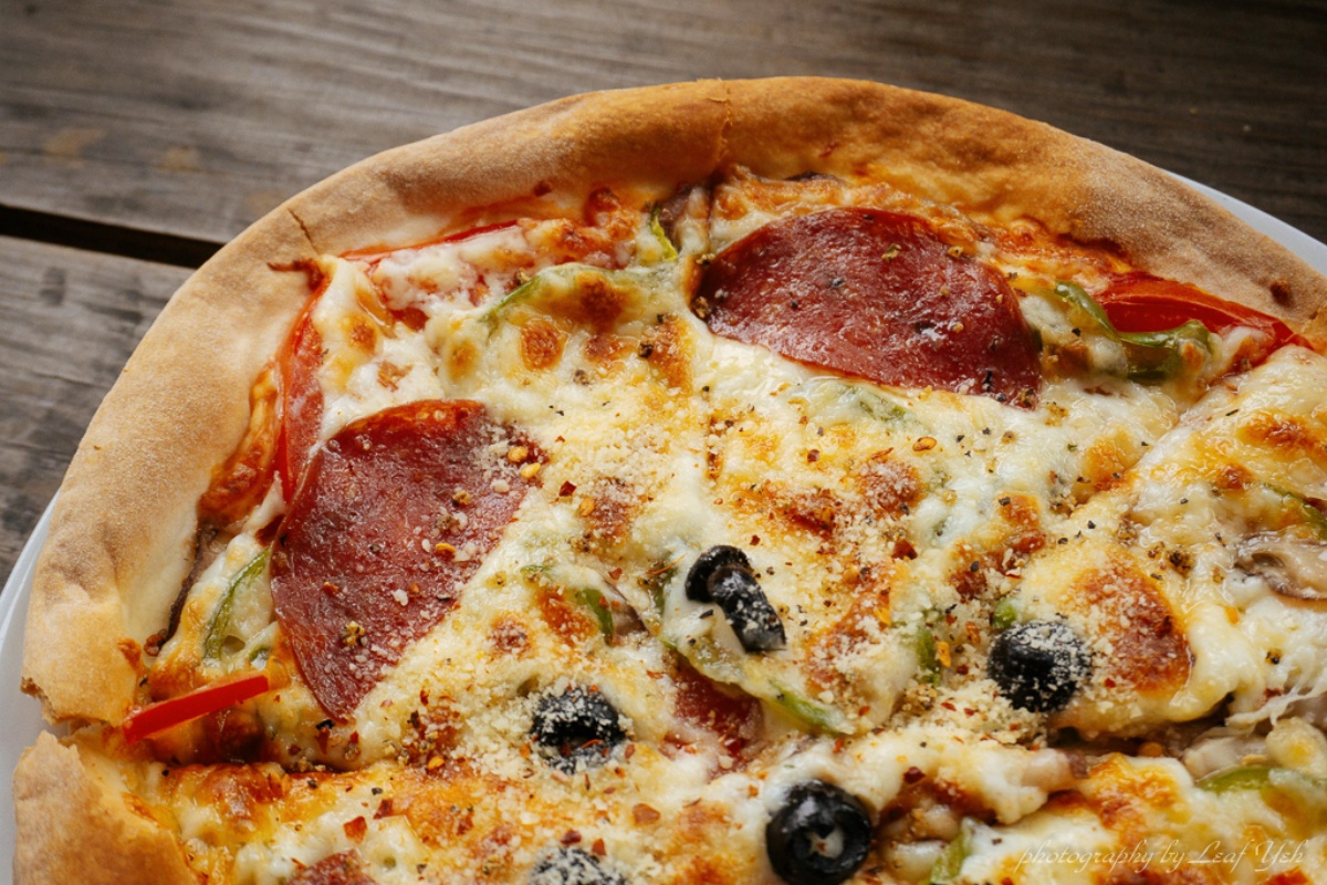 台北10家窯烤披薩PK！正統拿坡里 vs 邪教金鑽鳳梨，草莓冰披薩挑戰義大利底線