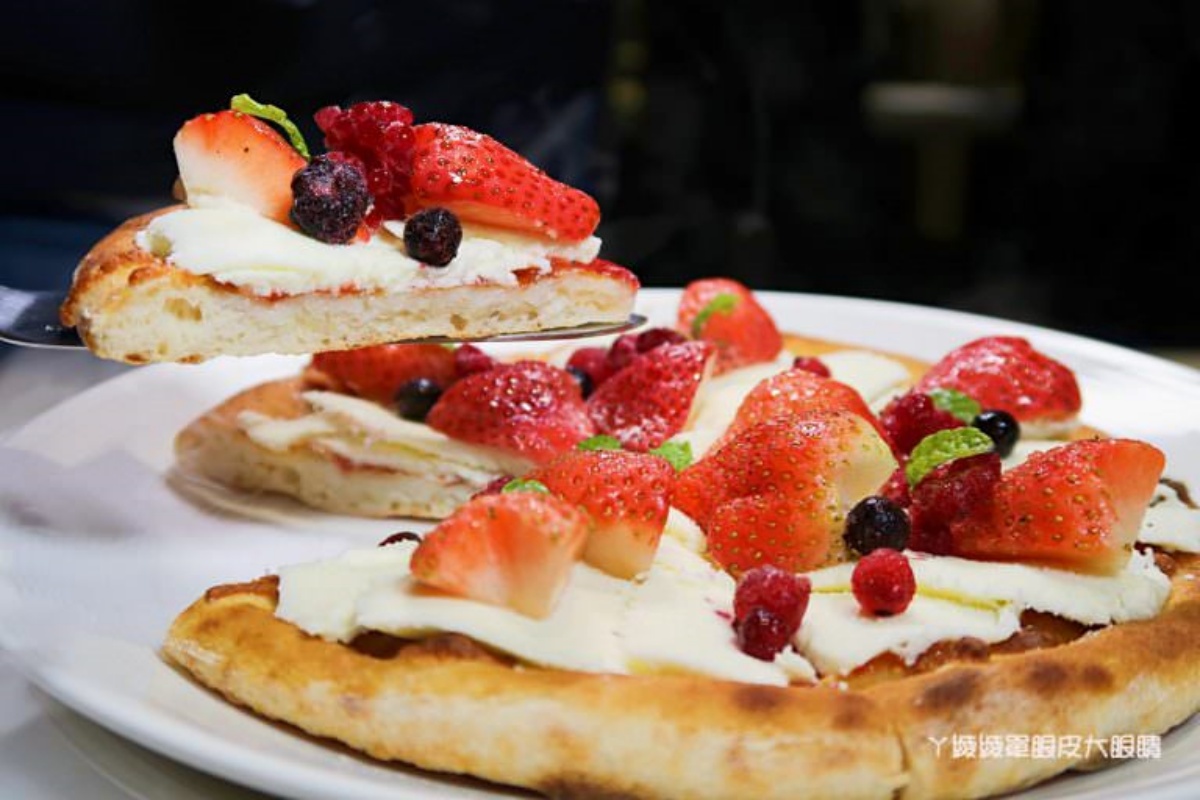 台北10家窯烤披薩PK！正統拿坡里 vs 邪教金鑽鳳梨，草莓冰披薩挑戰義大利底線