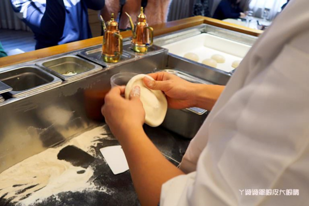 台北10家窯烤披薩PK！正統拿坡里 vs 邪教金鑽鳳梨，草莓冰披薩挑戰義大利底線