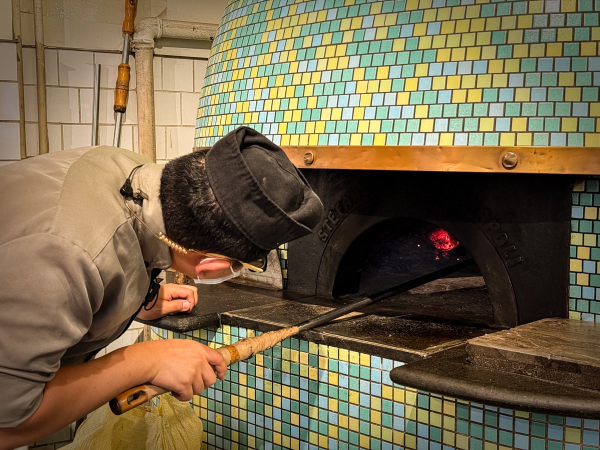 台北10家窯烤披薩PK！正統拿坡里 vs 邪教金鑽鳳梨，草莓冰披薩挑戰義大利底線