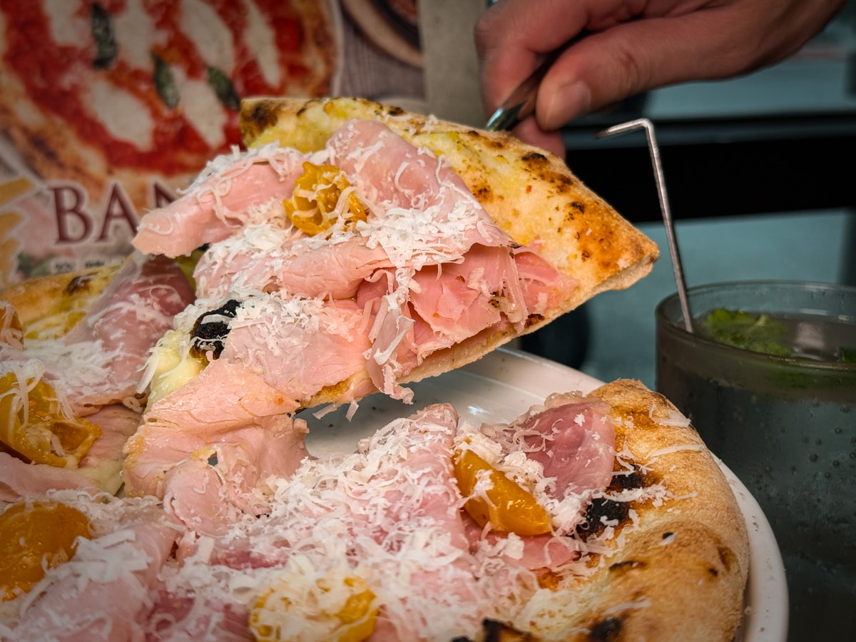 台北10家窯烤披薩PK！正統拿坡里 vs 邪教金鑽鳳梨，草莓冰披薩挑戰義大利底線