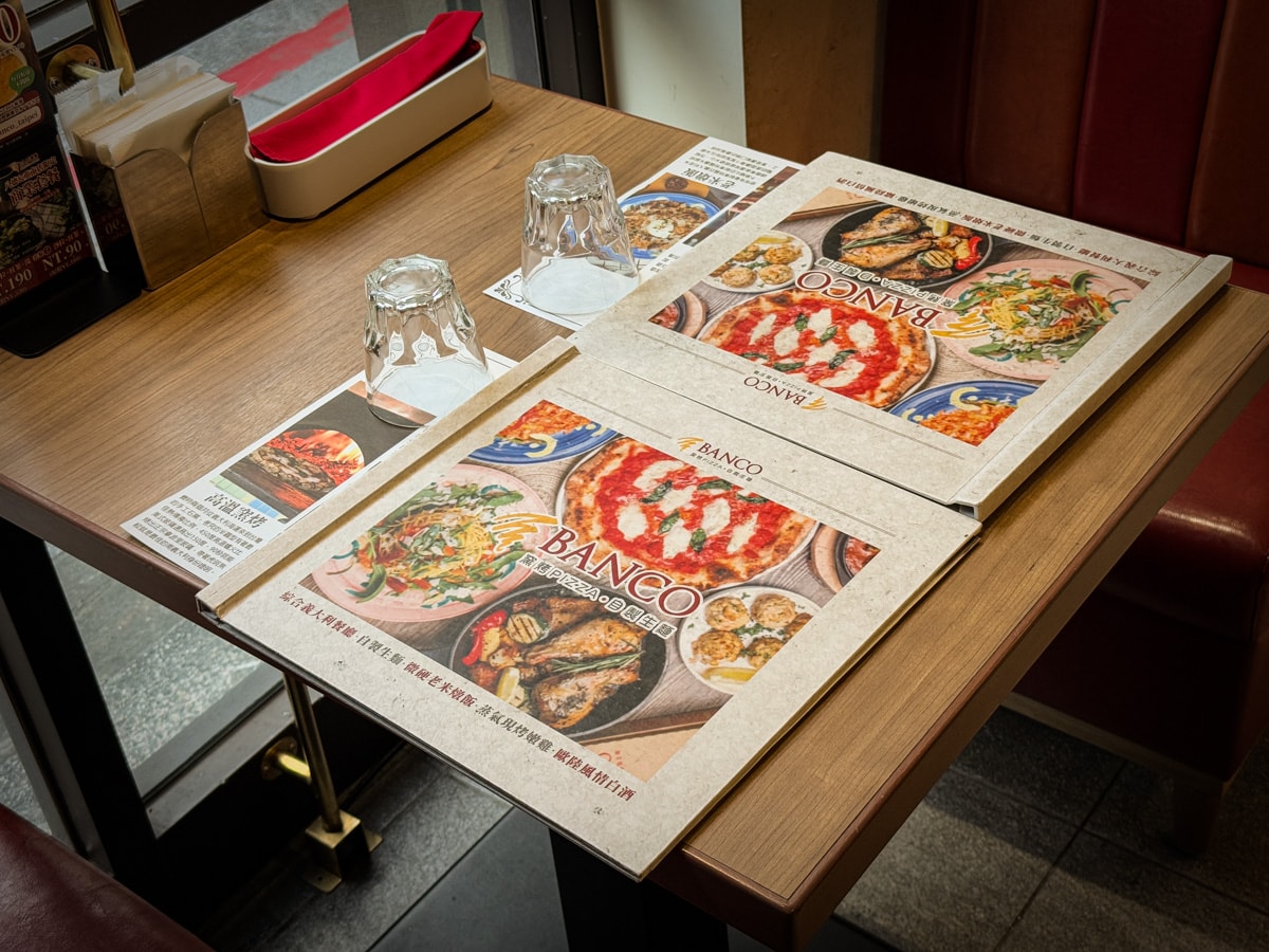 台北10家窯烤披薩PK！正統拿坡里 vs 邪教金鑽鳳梨，草莓冰披薩挑戰義大利底線