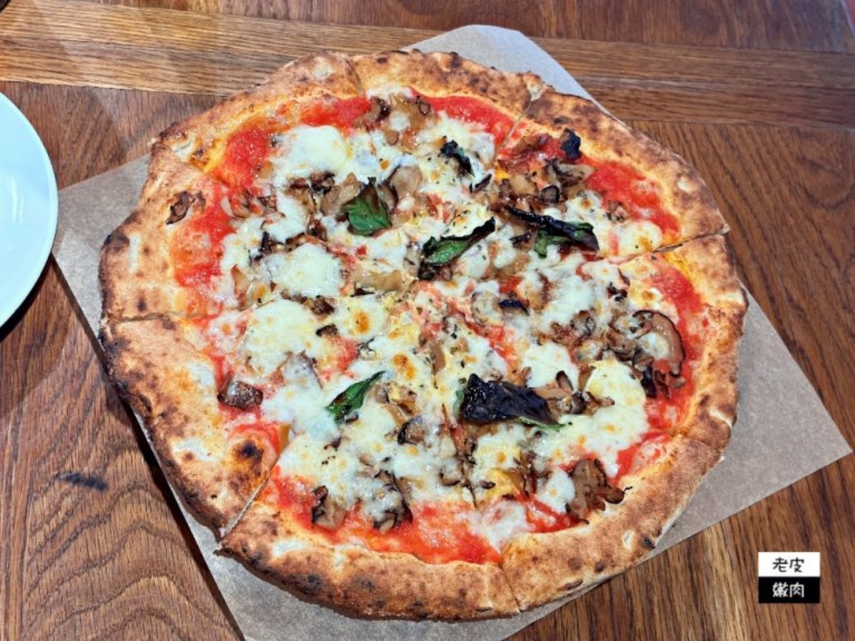 台北10家窯烤披薩PK！正統拿坡里 vs 邪教金鑽鳳梨，草莓冰披薩挑戰義大利底線