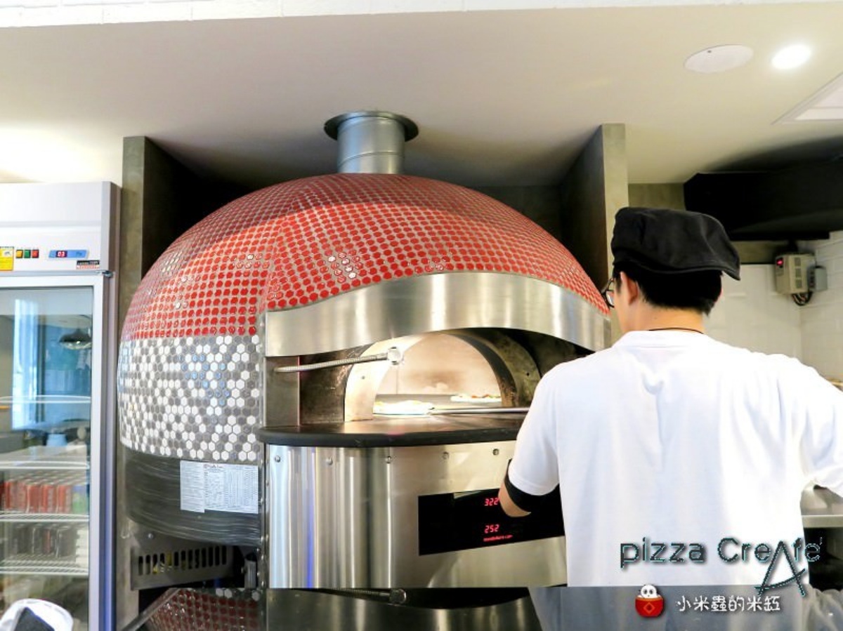 台北10家窯烤披薩PK！正統拿坡里 vs 邪教金鑽鳳梨，草莓冰披薩挑戰義大利底線