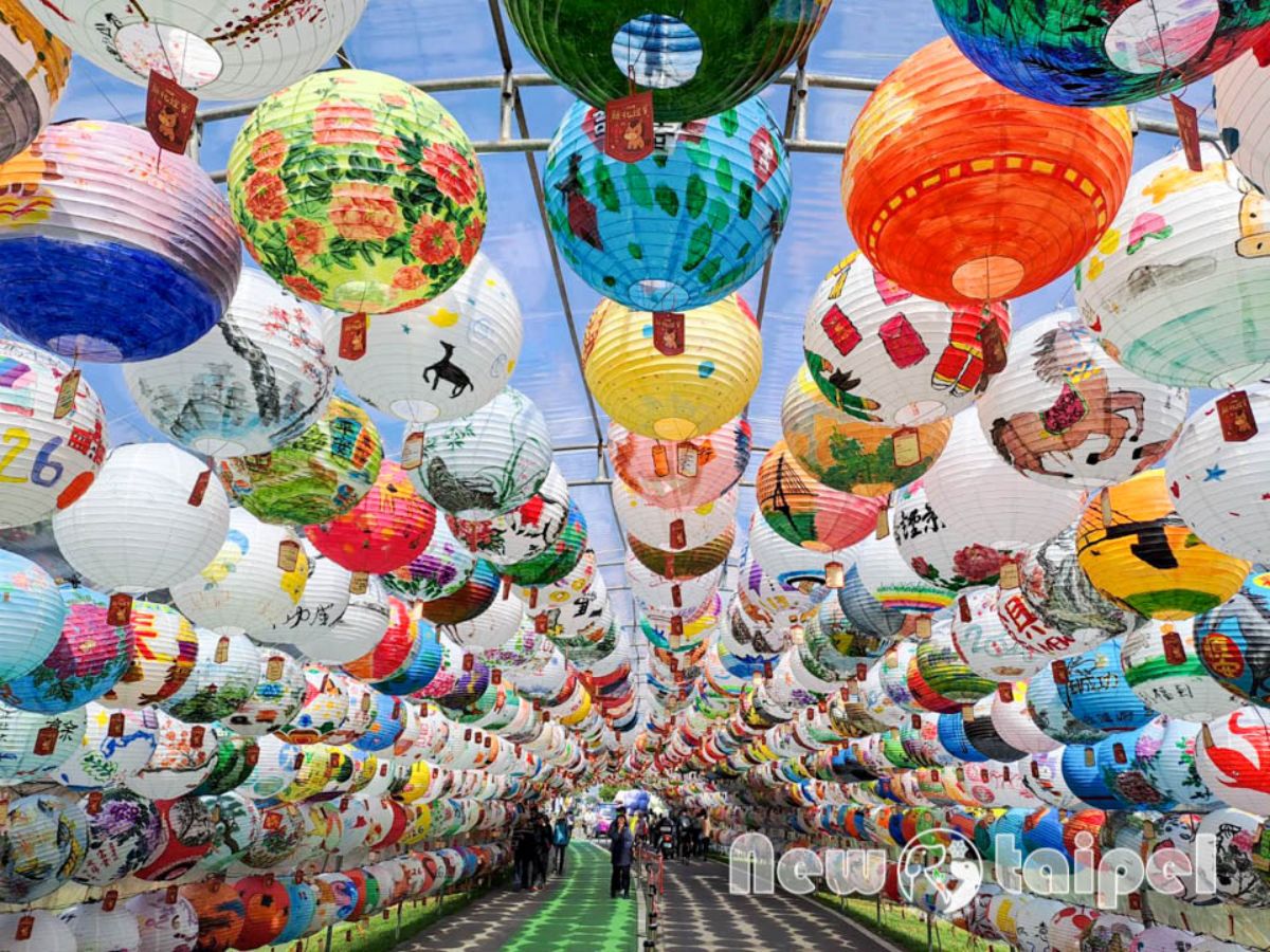 2026新北燈會攻略！必拍韓國「線條小狗」展區，免費領超萌平安符、馬年提燈