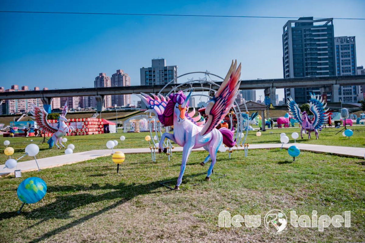 2026新北燈會攻略！必拍韓國「線條小狗」展區，免費領超萌平安符、馬年提燈