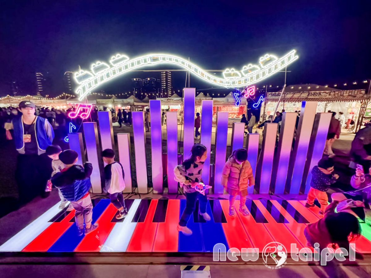 2026新北燈會攻略！必拍韓國「線條小狗」展區，免費領超萌平安符、馬年提燈