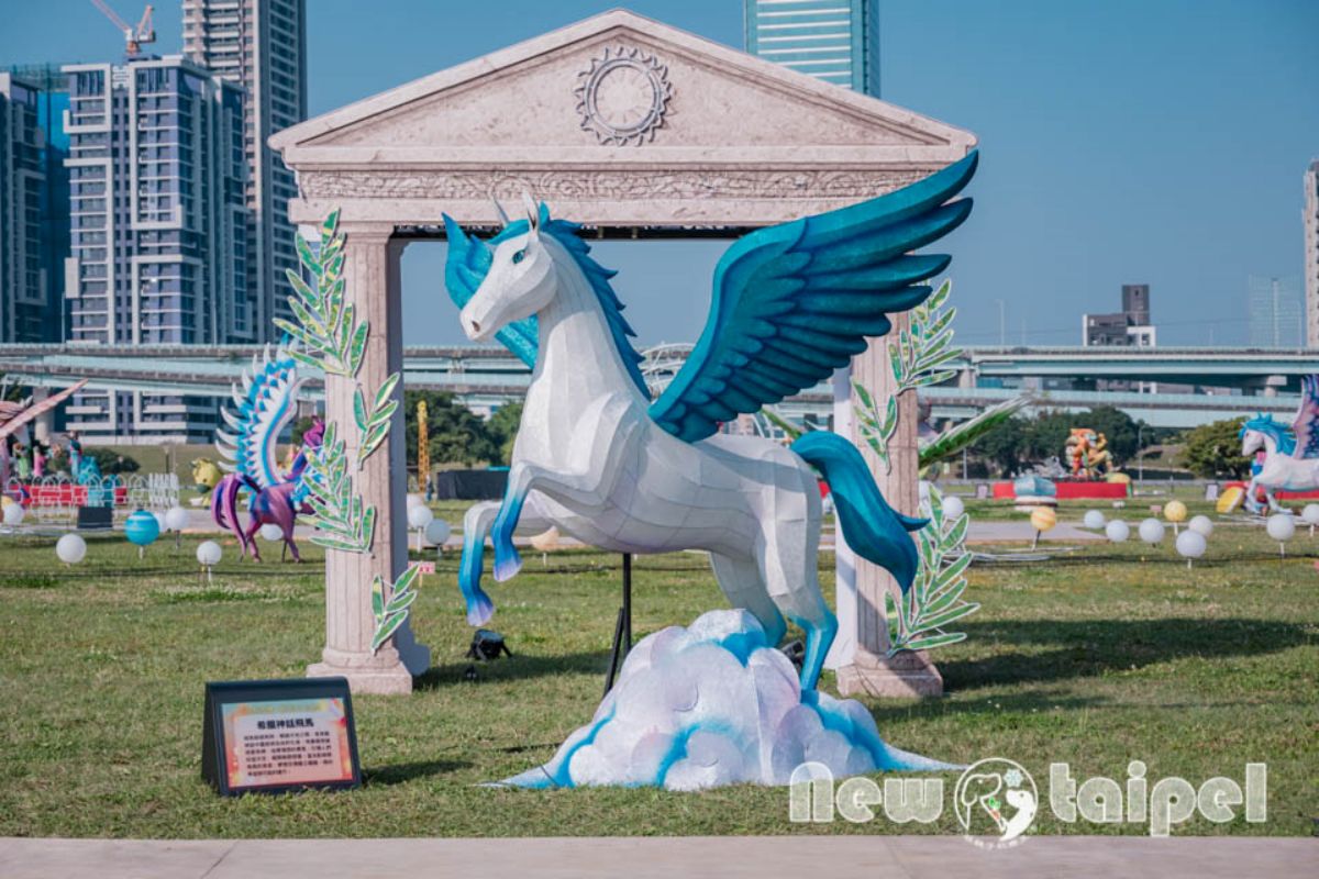 2026新北燈會攻略！必拍韓國「線條小狗」展區，免費領超萌平安符、馬年提燈