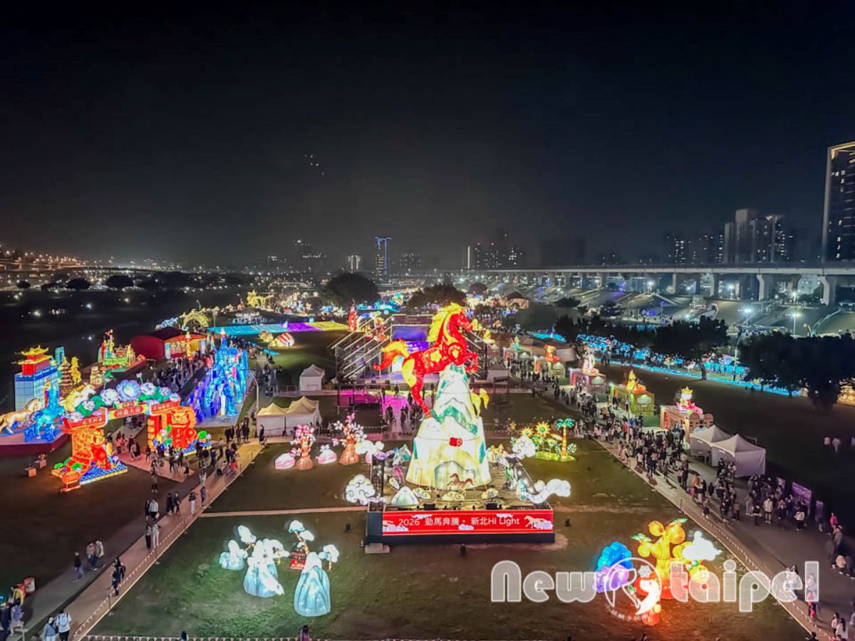 2026新北燈會攻略！必拍韓國「線條小狗」展區，免費領超萌平安符、馬年提燈