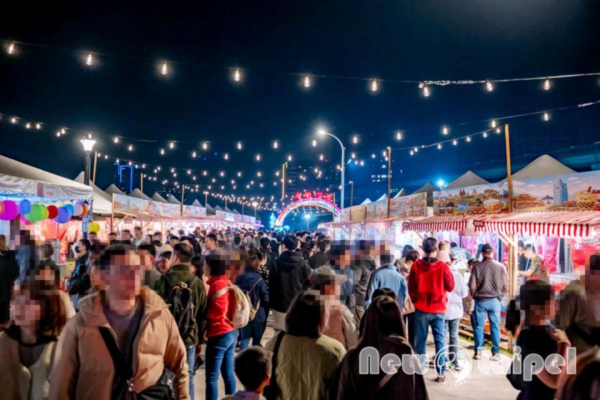 2026新北燈會攻略！必拍韓國「線條小狗」展區，免費領超萌平安符、馬年提燈