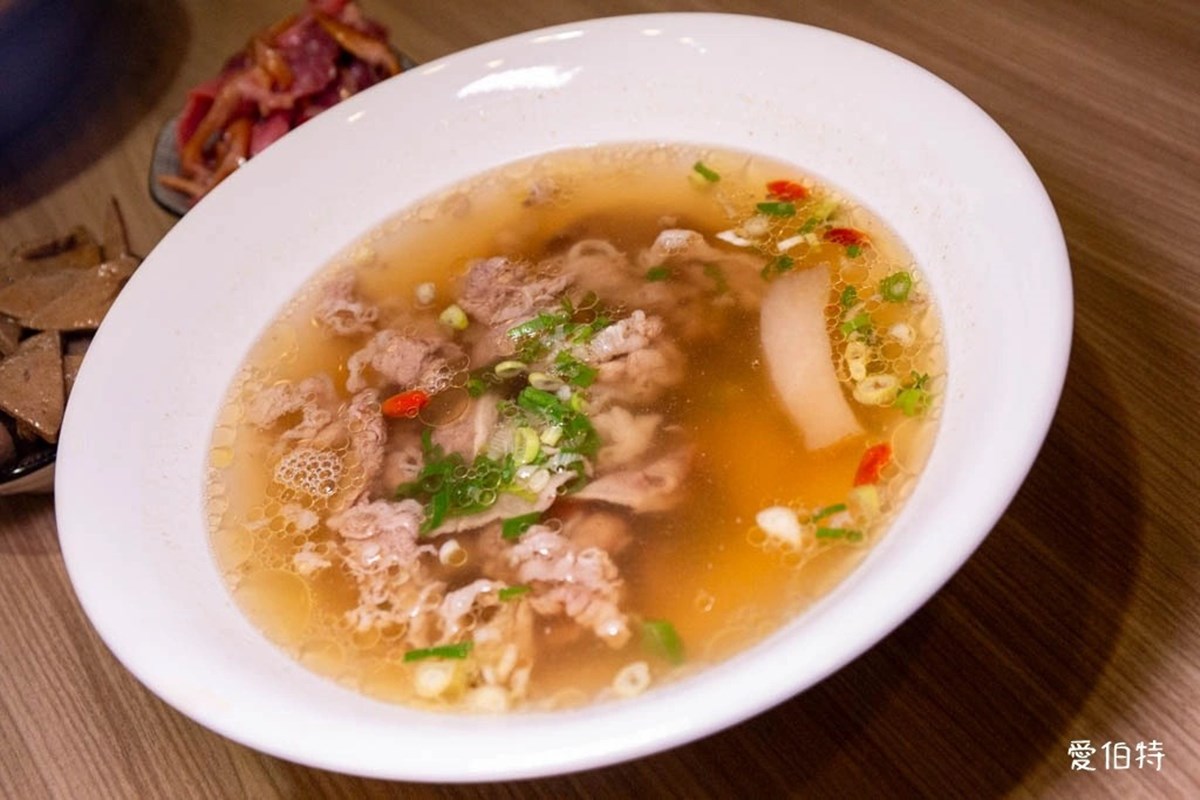 免費續湯、豆漿豆花吃到飽！高CP值「牛肉麵」120元起，必嗑紅燒牛腱心