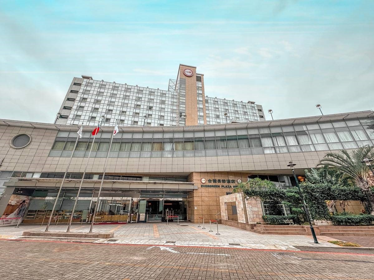 ４折爽住「台南星級飯店」！美拍戶外空中泳池，早餐Buffet牛肉湯吃到飽